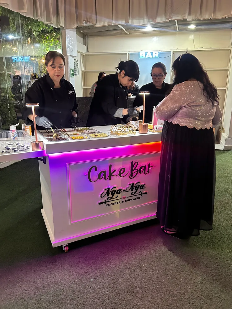 Carrito iluminado del Cake Bar de Nya Nya en un evento