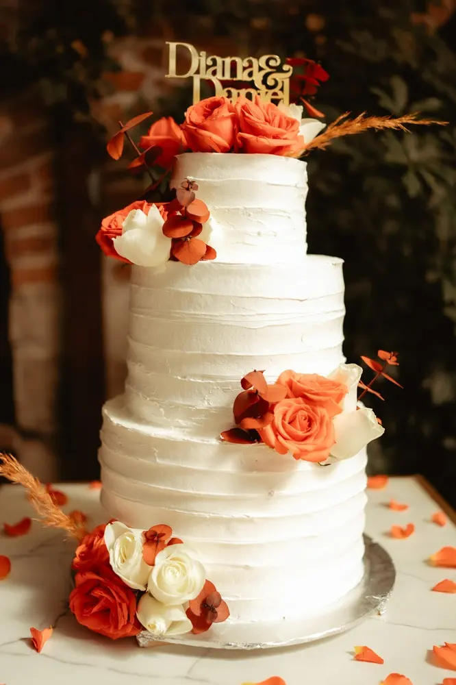 Pastel boda tres pisos flores naranjas