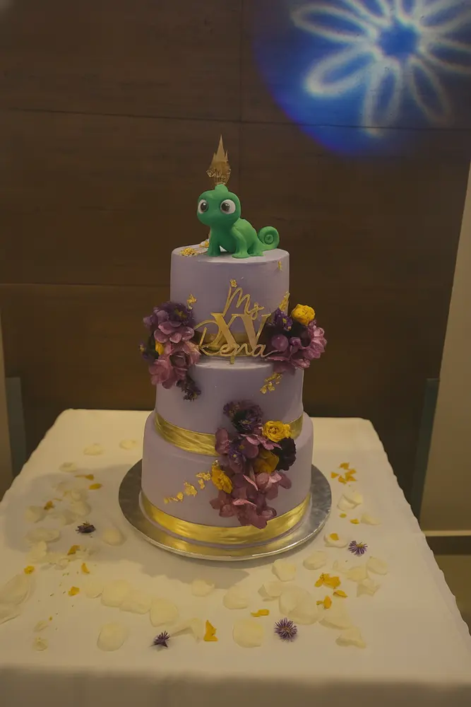 Pastel morado monigote verde flores