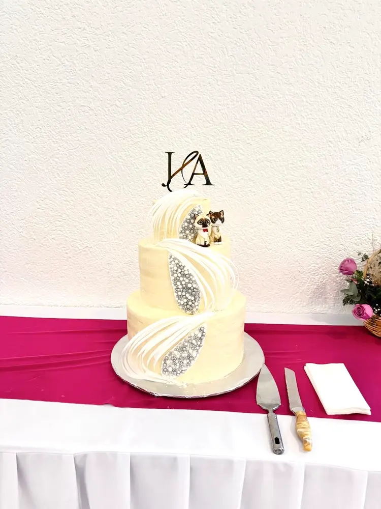 Pastel blanco líneas beige plateados