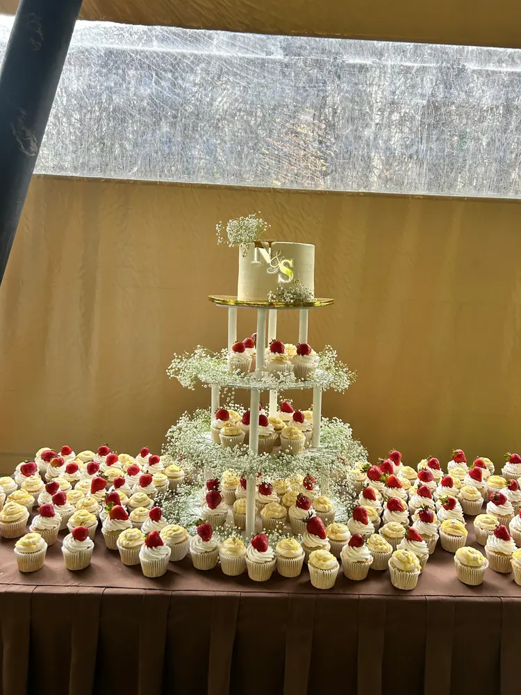 Mesa postres multinivel fresas rosas