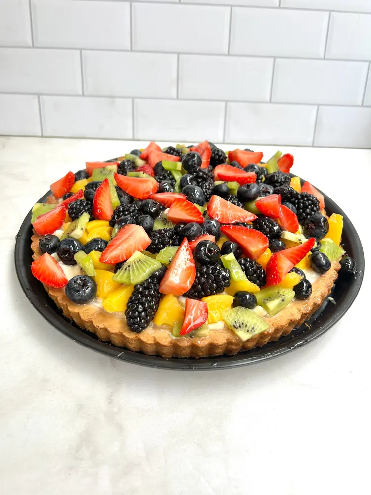 Tarta frutos rojos elegante luz natural