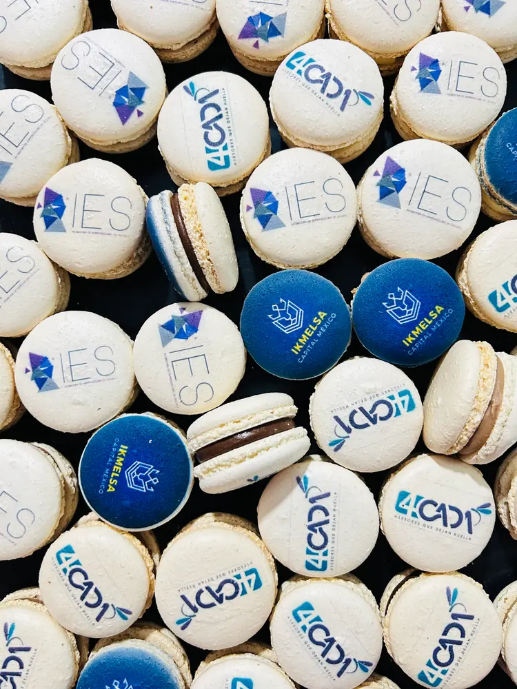 Macarones branding azul blanco limpio