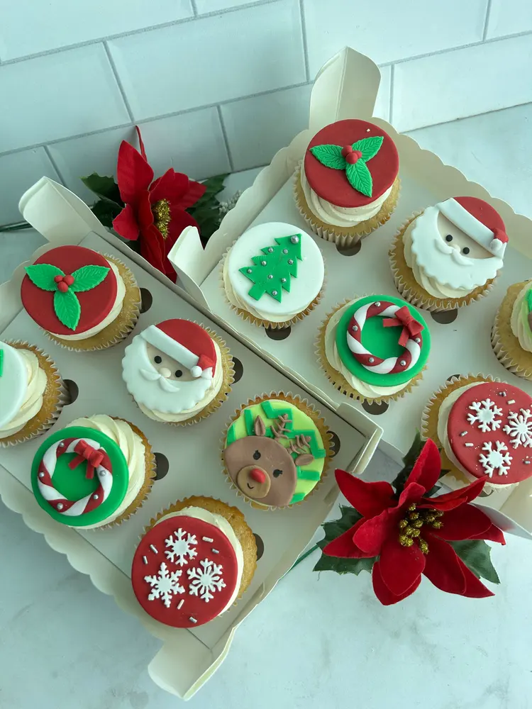Cupcakes navideños ángulo composición
