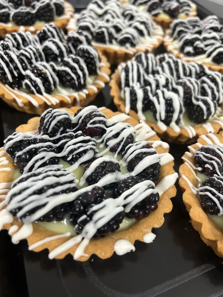 Tartas negras glaseado blanco contraste elegante