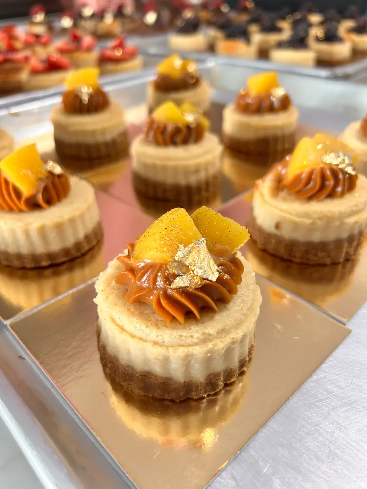 Cheesecakes individuales mango caramelo dorado