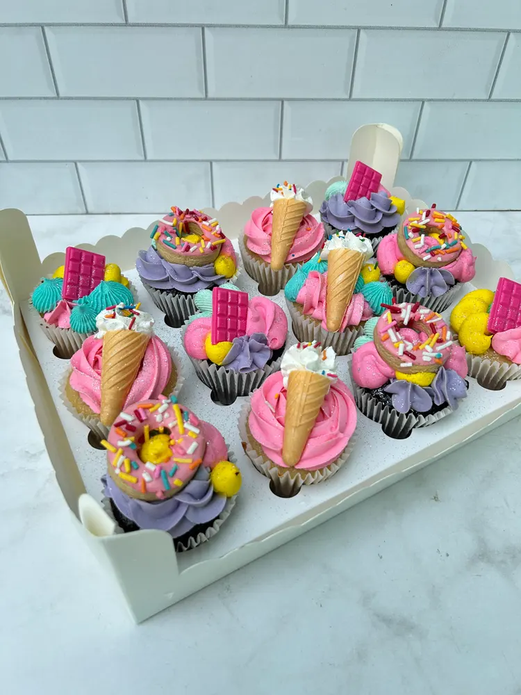 Cupcakes donas macarones decoración colorida abundante
