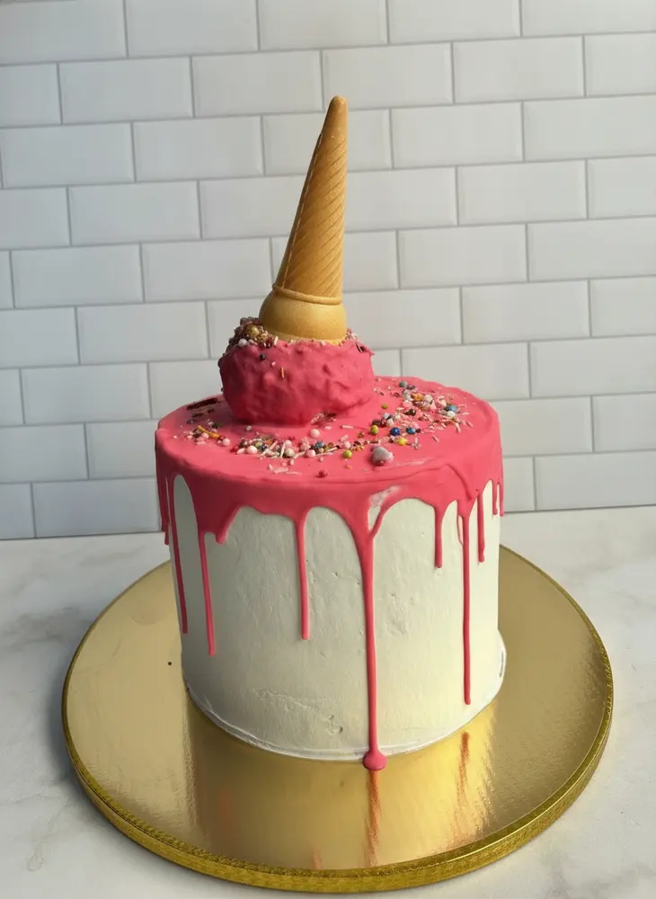 Drip cake rosa fresa composición limpia excelente