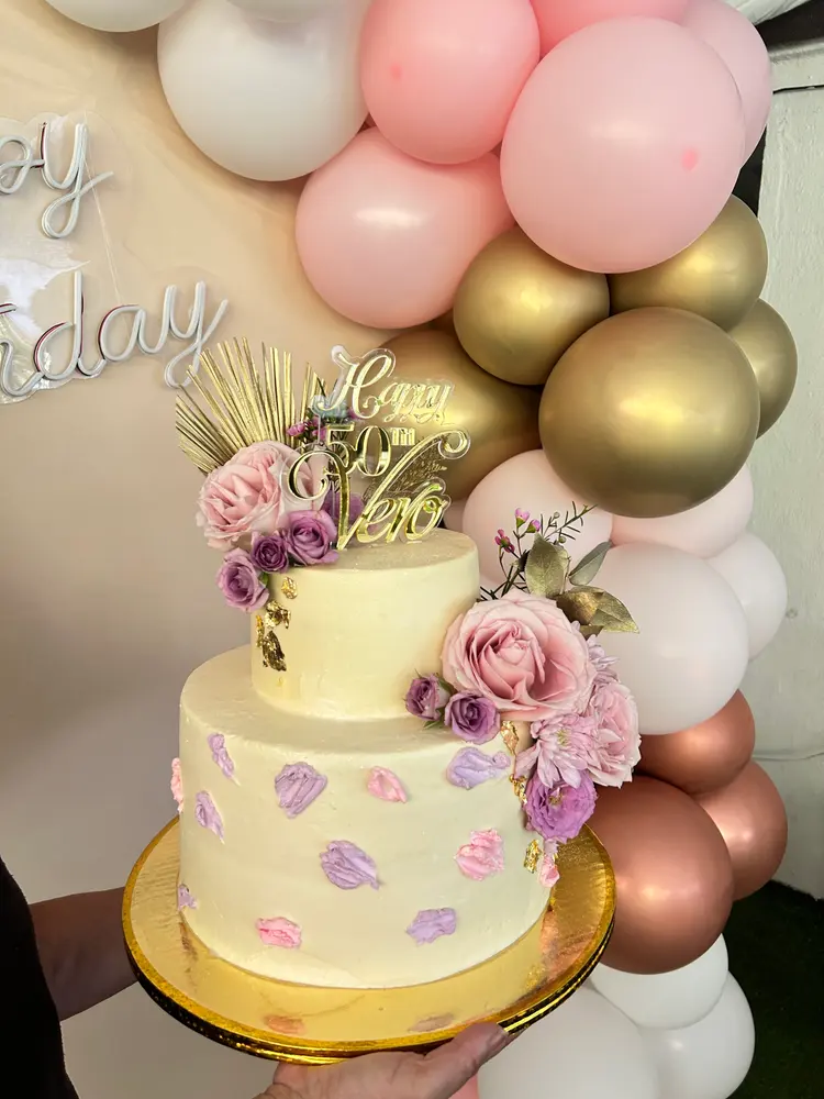Pastel XV años amarillo flores vistoso