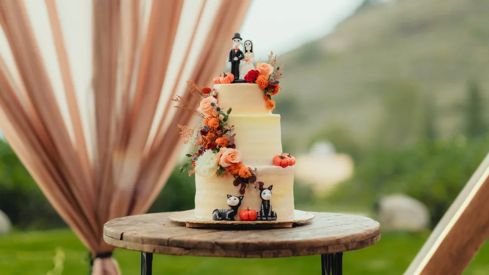 Pastel boda otoñal flores naranjas y gatitos