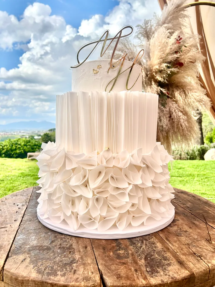 Pastel boda holanes de pétalos blancos