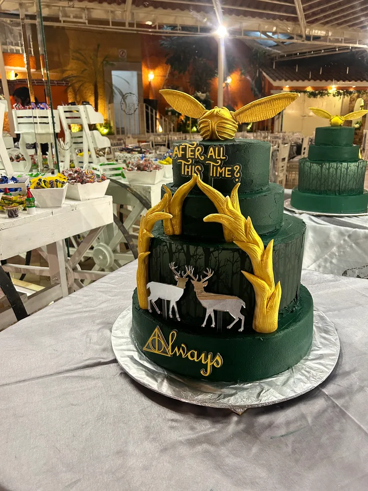 Pastel temático Harry Potter verde dorado
