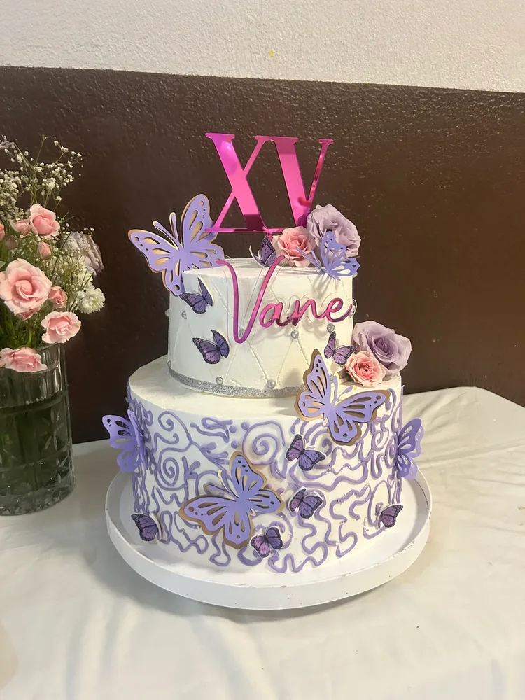 Pastel XV años mariposas lila