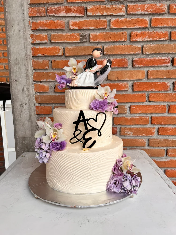 Pastel boda orquídeas moradas con novios