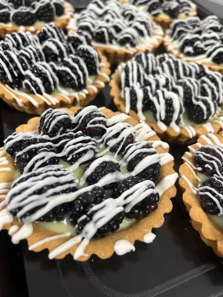 Tartitas de zarzamora con chocolate blanco