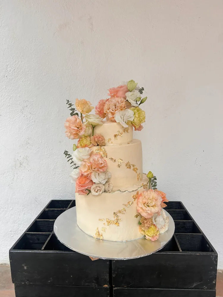 Pastel elegante con flores durazno
