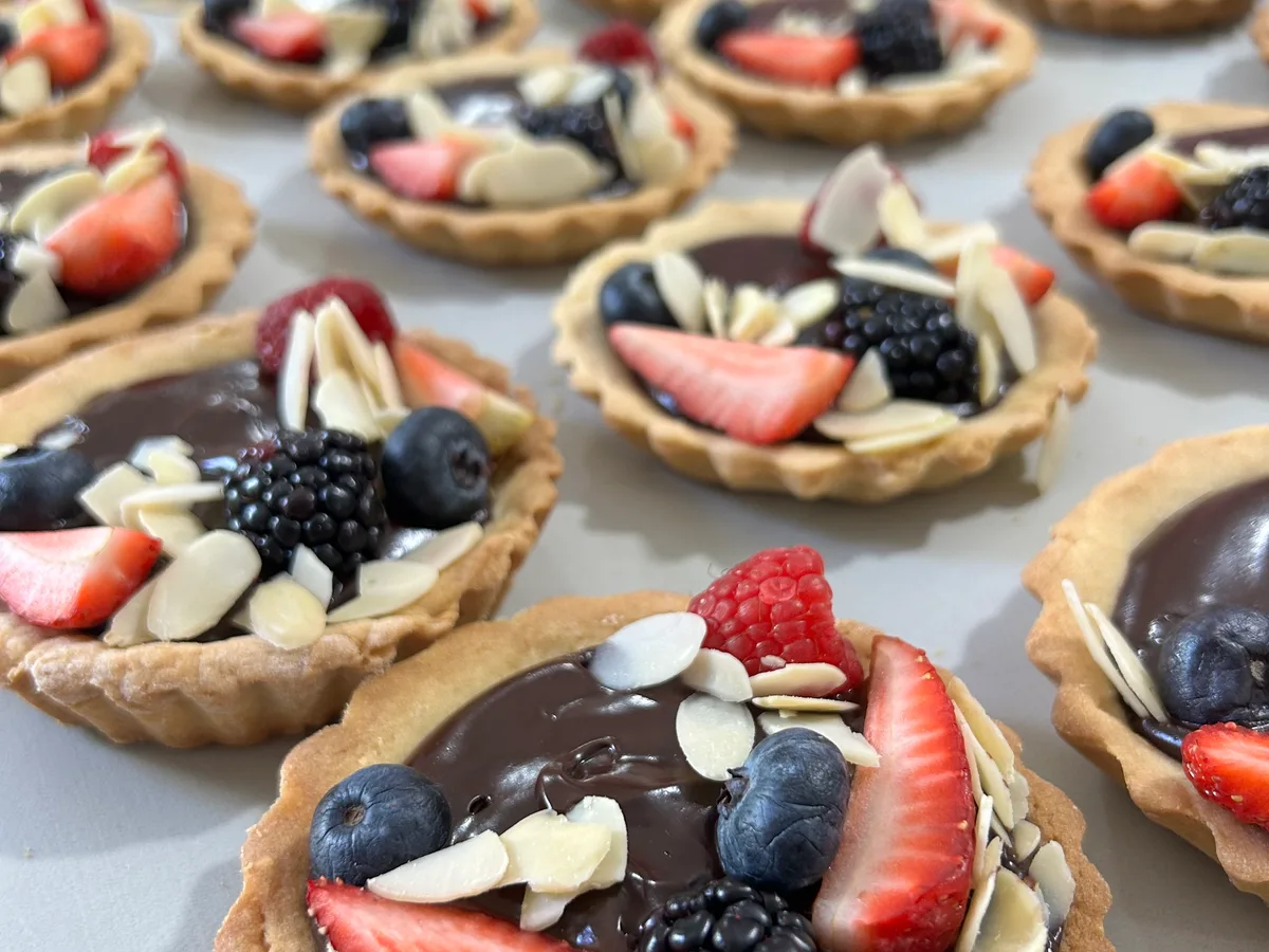 Tarta de chocolate con frutos rojos